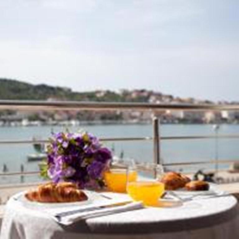 Apartments Svjetlana Trogir Exterior photo